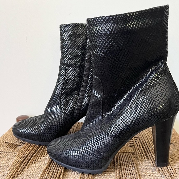 Aquatalia Shoes Women’s 8.5 Black Suede Ankle Boot Black - Picture 3 of 9